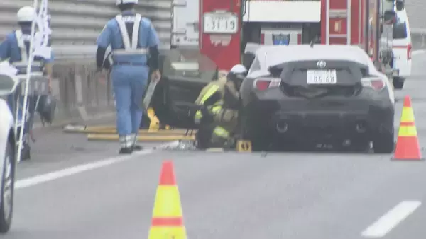 ｢トラックと車の事故｣ 伊勢湾岸道で乗用車がトラックに追突か 3人けが 上りの湾岸弥富IC付近 愛知･弥富市