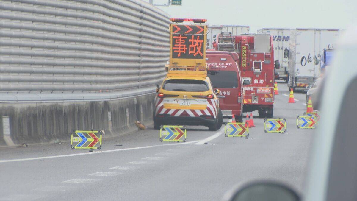 ｢トラックと車の事故｣ 伊勢湾岸道で乗用車がトラックに追突か 3人けが 上りの湾岸弥富IC付近 愛知･弥富市