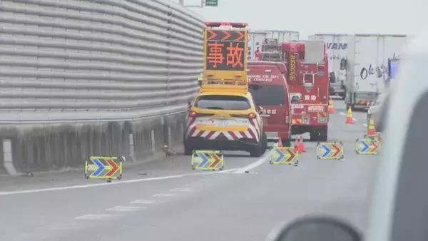 「｢トラックと車の事故｣ 伊勢湾岸道で乗用車がトラックに追突か 3人けが 上りの湾岸弥富IC付近 愛知･弥富市」の画像