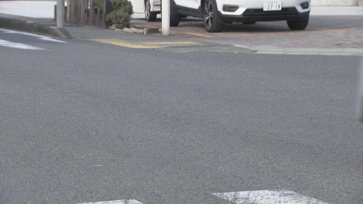 原付バイクと乗用車が信号交差点で出合い頭に衝突 バイクの21歳男性が死亡 愛知･あま市