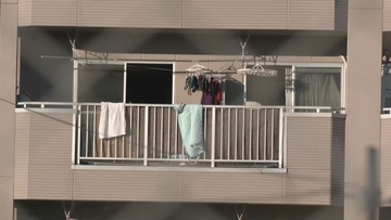 台所付近が特に激しく焼ける… 住宅火災で女性が一時意識不明に ｢2階から煙が出ている｣と通行人から通報