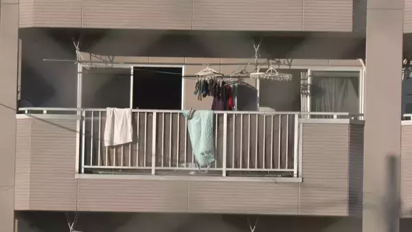 台所付近が特に激しく焼ける… 住宅火災で女性が一時意識不明に ｢2階から煙が出ている｣と通行人から通報