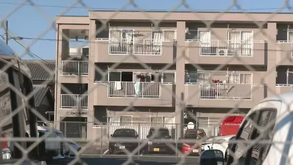 「台所付近が特に激しく焼ける… 住宅火災で女性が一時意識不明に ｢2階から煙が出ている｣と通行人から通報」の画像