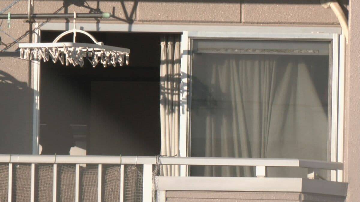 台所付近が特に激しく焼ける… 住宅火災で女性が一時意識不明に ｢2階から煙が出ている｣と通行人から通報