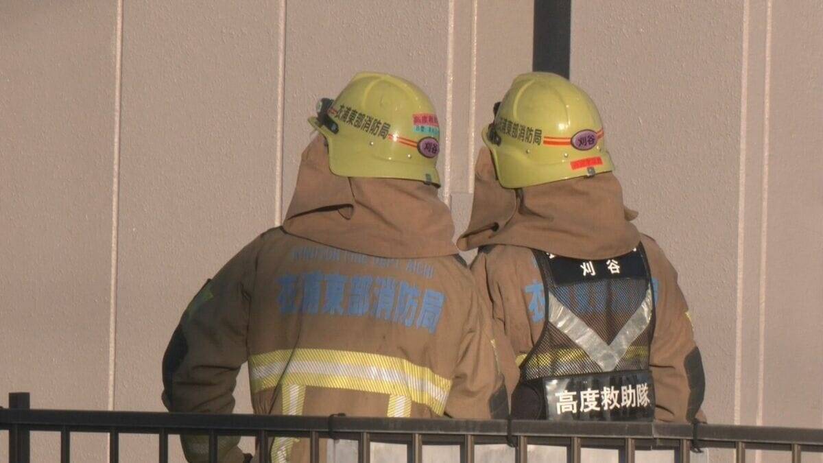 台所付近が特に激しく焼ける… 住宅火災で女性が一時意識不明に ｢2階から煙が出ている｣と通行人から通報