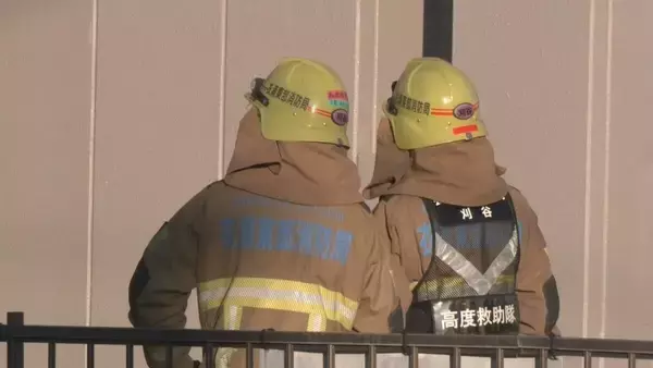 「台所付近が特に激しく焼ける… 住宅火災で女性が一時意識不明に ｢2階から煙が出ている｣と通行人から通報」の画像