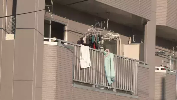 「台所付近が特に激しく焼ける… 住宅火災で女性が一時意識不明に ｢2階から煙が出ている｣と通行人から通報」の画像