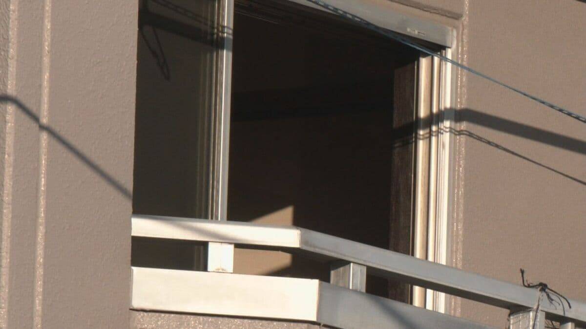 台所付近が特に激しく焼ける… 住宅火災で女性が一時意識不明に ｢2階から煙が出ている｣と通行人から通報