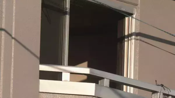 「台所付近が特に激しく焼ける… 住宅火災で女性が一時意識不明に ｢2階から煙が出ている｣と通行人から通報」の画像