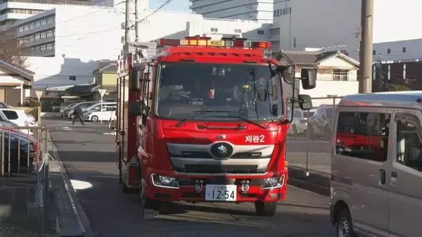 「台所付近が特に激しく焼ける… 住宅火災で女性が一時意識不明に ｢2階から煙が出ている｣と通行人から通報」の画像