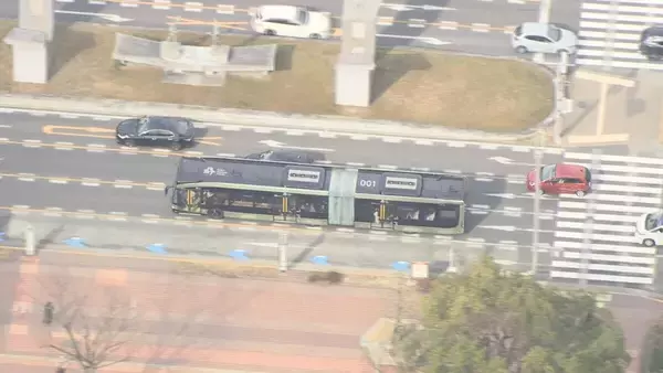 「名古屋の街を2両編成バス「SRT」が走る 運行は月曜日と週末・祝日 13日開業  広沢一郎市長｢サイネージが楽しい｣」の画像