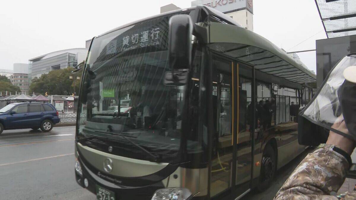 名古屋の街を2両編成バス「SRT」が走る 運行は月曜日と週末・祝日 13日開業  広沢一郎市長｢サイネージが楽しい｣