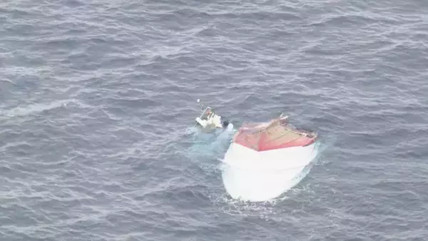 「【速報】貨物船と遊漁船が衝突 13人が海に投げ出される 少なくとも1人心肺停止 8人ケガ 遊漁船は2つに割れて“沈没” 三重･鳥羽市」の画像