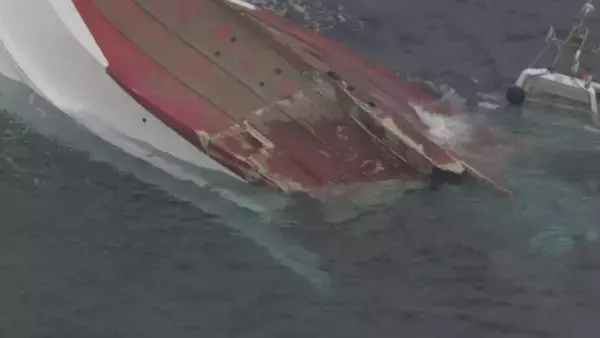 「【速報】貨物船と遊漁船が衝突 13人が海に投げ出される 少なくとも1人心肺停止 8人ケガ 遊漁船は2つに割れて“沈没” 三重･鳥羽市」の画像