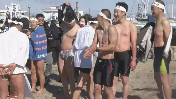 極寒の中…海で“寒中水泳” 高校生や小学生ら約20人が参加 江戸時代から伝わる泳法“観海流”を披露 三重･津市