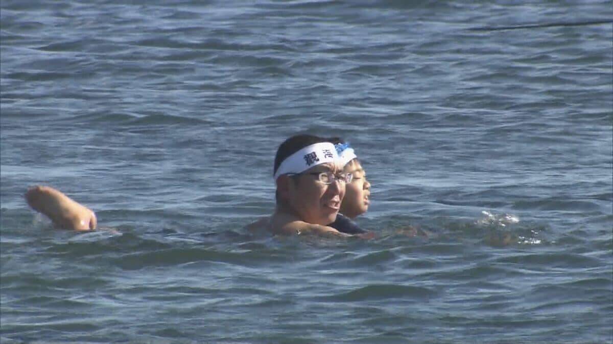 極寒の中…海で“寒中水泳” 高校生や小学生ら約20人が参加 江戸時代から伝わる泳法“観海流”を披露 三重･津市