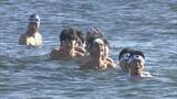 「極寒の中…海で“寒中水泳” 高校生や小学生ら約20人が参加 江戸時代から伝わる泳法“観海流”を披露 三重･津市」の画像3
