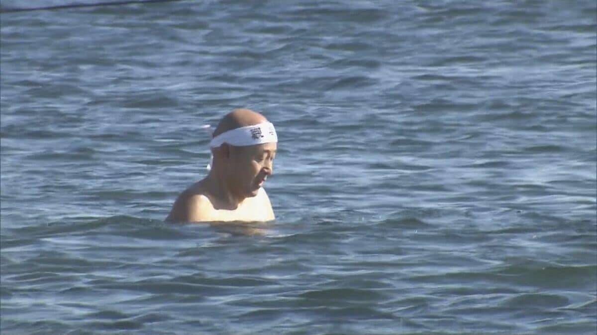 極寒の中…海で“寒中水泳” 高校生や小学生ら約20人が参加 江戸時代から伝わる泳法“観海流”を披露 三重･津市