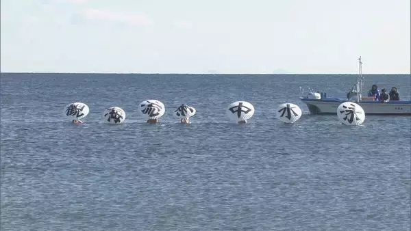 「極寒の中…海で“寒中水泳” 高校生や小学生ら約20人が参加 江戸時代から伝わる泳法“観海流”を披露 三重･津市」の画像