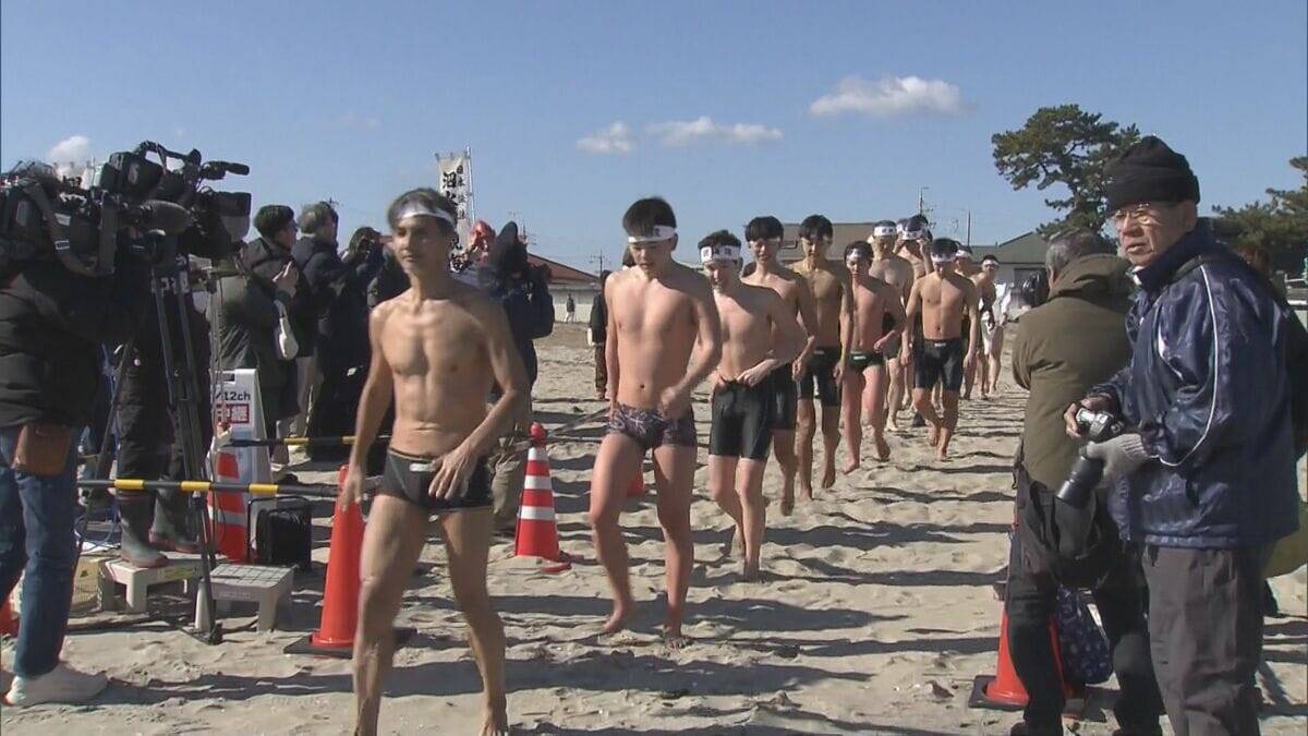 極寒の中…海で“寒中水泳” 高校生や小学生ら約20人が参加 江戸時代から伝わる泳法“観海流”を披露 三重･津市