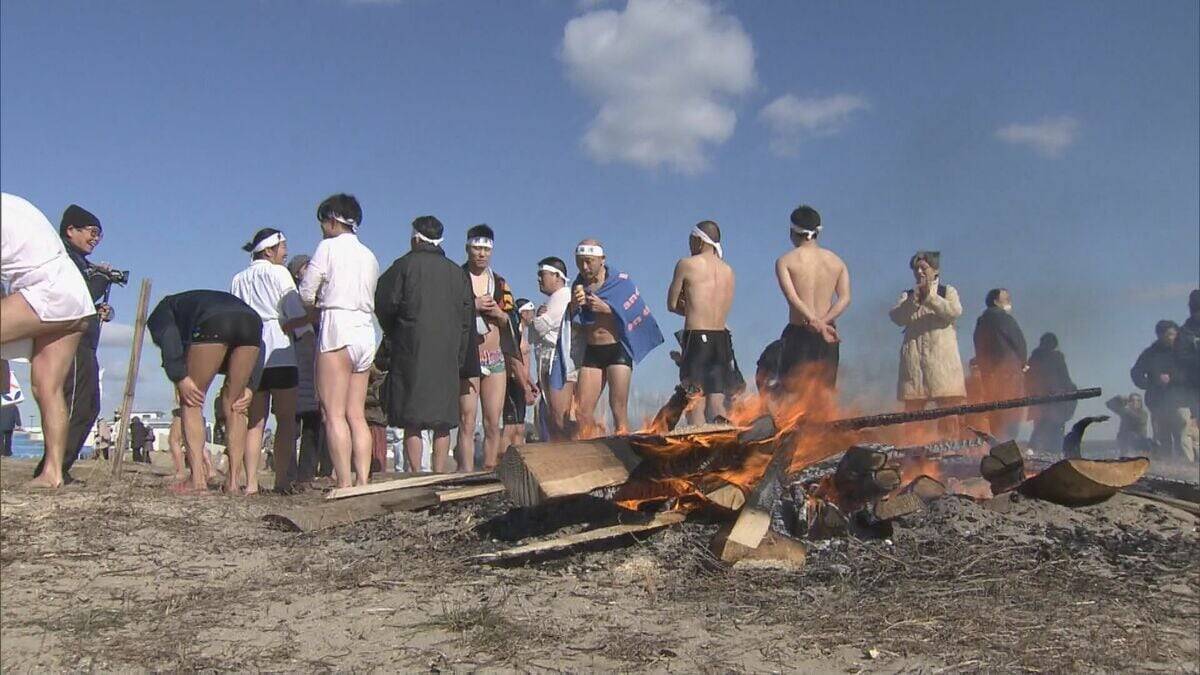 極寒の中…海で“寒中水泳” 高校生や小学生ら約20人が参加 江戸時代から伝わる泳法“観海流”を披露 三重･津市