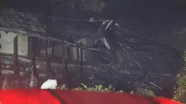 木造2階建ての母屋と平屋建ての離れが全焼 焼け跡から1人の遺体見つかる この家に住む60代男性か 三重・伊賀市