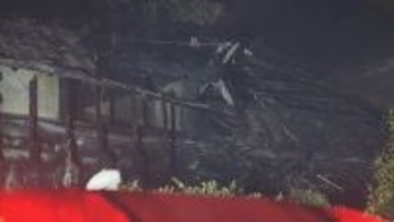 木造2階建ての母屋と平屋建ての離れが全焼 焼け跡から1人の遺体見つかる この家に住む60代男性か 三重・伊賀市