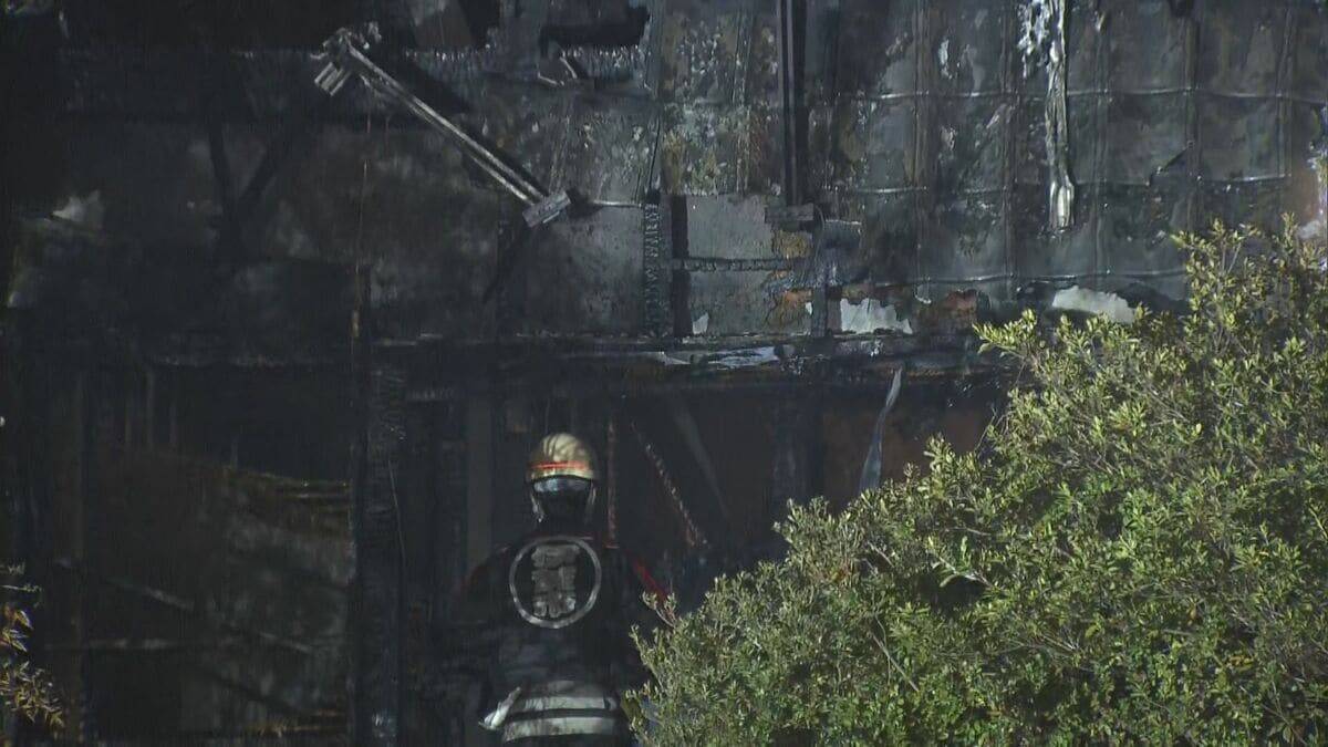 木造2階建ての母屋と平屋建ての離れが全焼 焼け跡から1人の遺体見つかる この家に住む60代男性か 三重・伊賀市