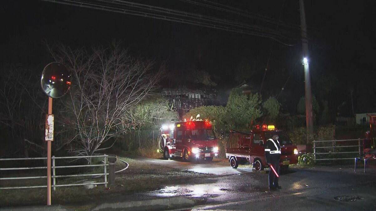 木造2階建ての母屋と平屋建ての離れが全焼 焼け跡から1人の遺体見つかる この家に住む60代男性か 三重・伊賀市