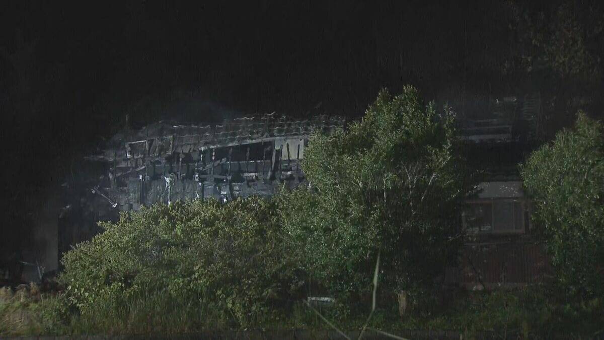 木造2階建ての母屋と平屋建ての離れが全焼 焼け跡から1人の遺体見つかる この家に住む60代男性か 三重・伊賀市