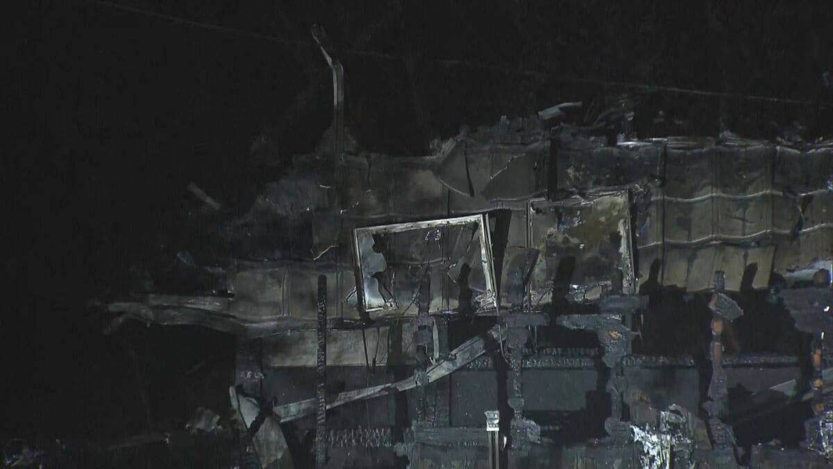 木造2階建ての母屋と平屋建ての離れが全焼 焼け跡から1人の遺体見つかる この家に住む60代男性か 三重・伊賀市