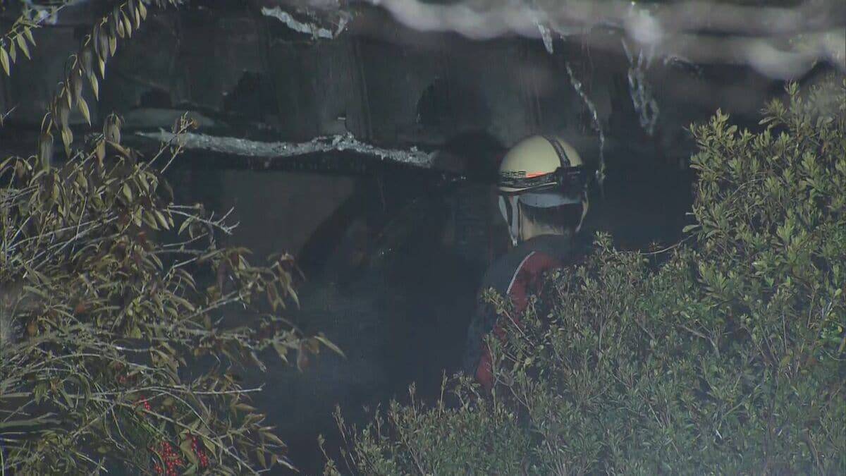 木造2階建ての母屋と平屋建ての離れが全焼 焼け跡から1人の遺体見つかる この家に住む60代男性か 三重・伊賀市