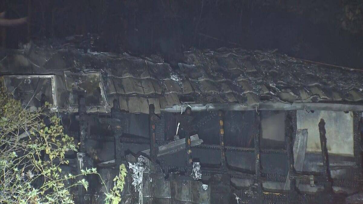 木造2階建ての母屋と平屋建ての離れが全焼 焼け跡から1人の遺体見つかる この家に住む60代男性か 三重・伊賀市