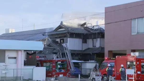 愛知・春日井市で住宅火災 住人とみられる女性1人が死亡 消防車10台が出動し約1時間半後に鎮圧