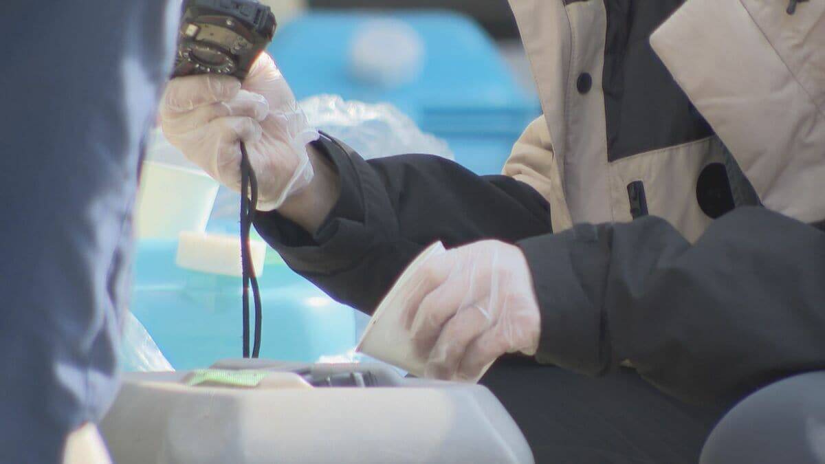 灯油にガソリン混入か 販売したガソリンスタンドに長蛇の列… 警察と消防が立ち入り調査 購入した客のポリタンクの中身を確認 岐阜･大垣市