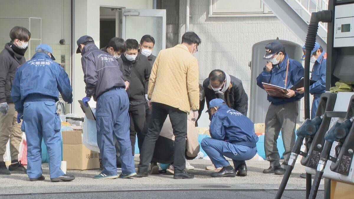 灯油にガソリン混入か 販売したガソリンスタンドに長蛇の列… 警察と消防が立ち入り調査 購入した客のポリタンクの中身を確認 岐阜･大垣市