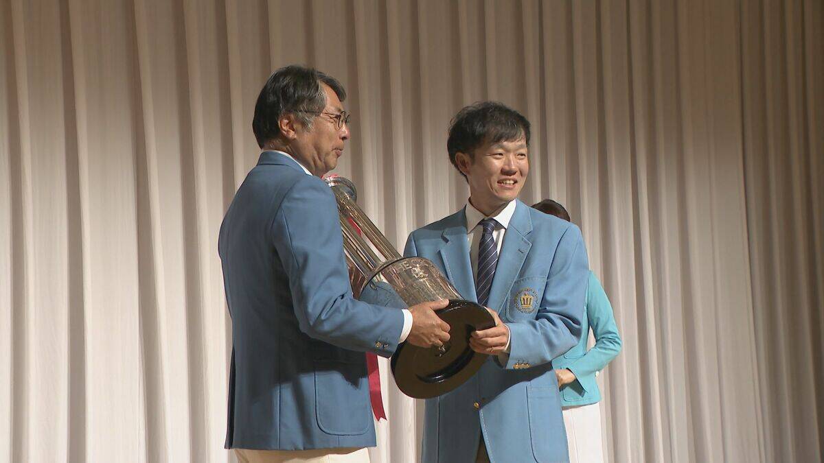 4月30日～5月3日の4日間で熱戦　第66回中日クラウンズを前にオープニングセレモニー　去年の王者・浅地洋佑プロから王冠トロフィーが返還