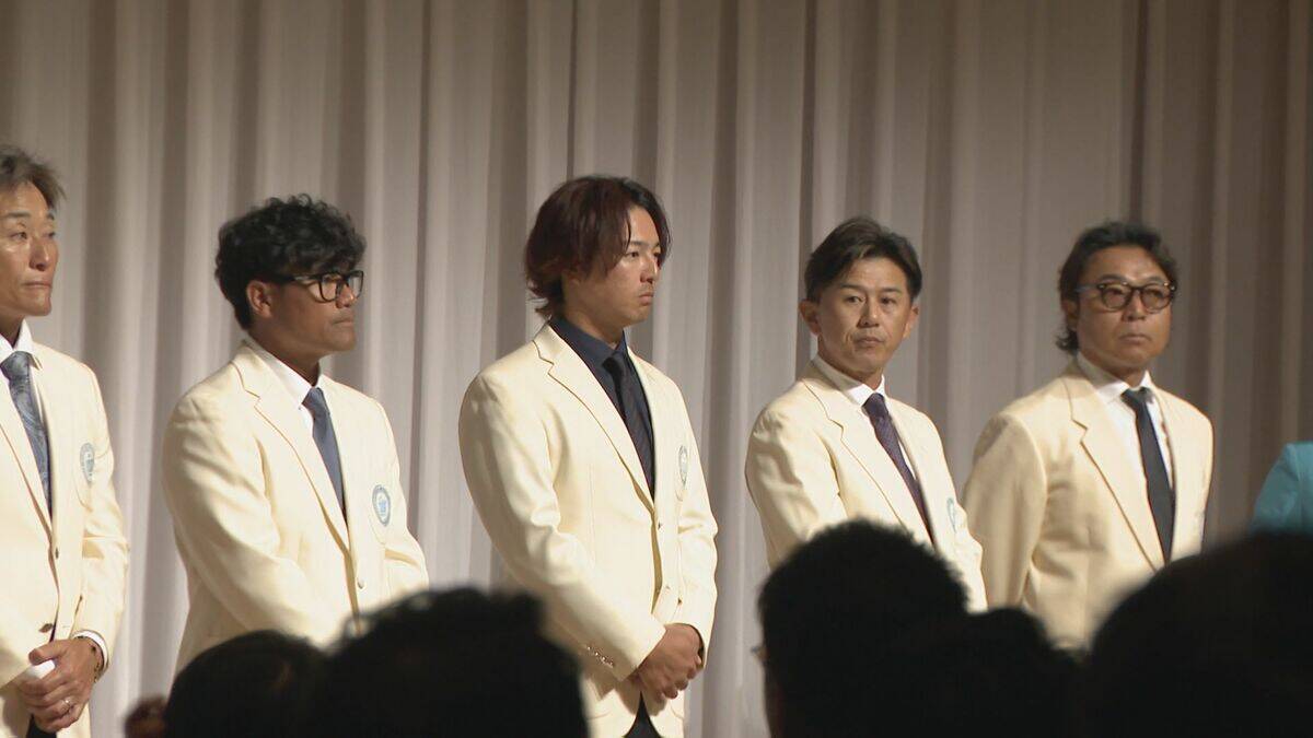 4月30日～5月3日の4日間で熱戦　第66回中日クラウンズを前にオープニングセレモニー　去年の王者・浅地洋佑プロから王冠トロフィーが返還