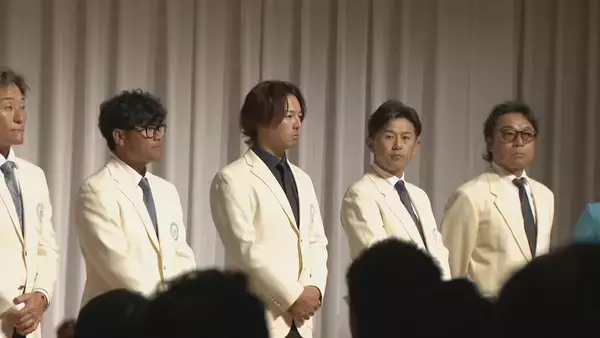 「4月30日～5月3日の4日間で熱戦　第66回中日クラウンズを前にオープニングセレモニー　去年の王者・浅地洋佑プロから王冠トロフィーが返還」の画像