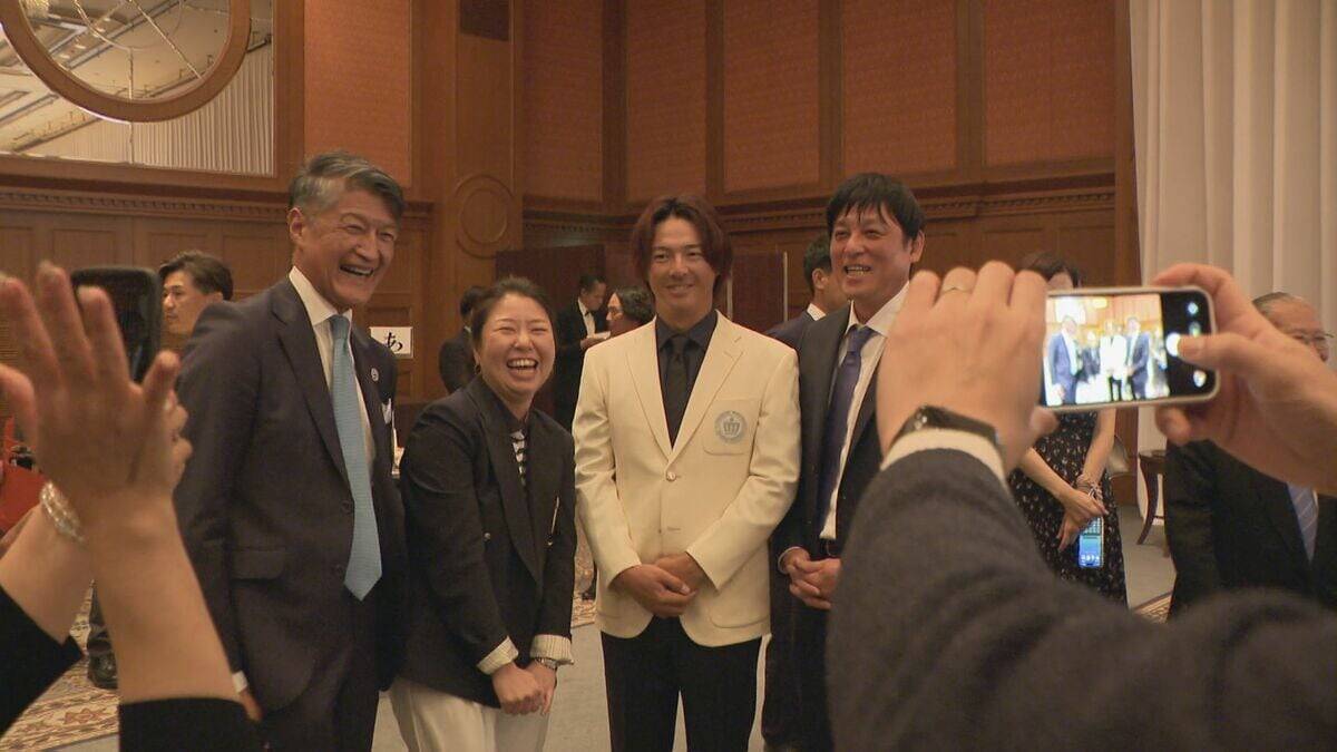 4月30日～5月3日の4日間で熱戦　第66回中日クラウンズを前にオープニングセレモニー　去年の王者・浅地洋佑プロから王冠トロフィーが返還