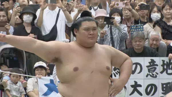 「約5千人が見守る中　2横綱が雲竜型土俵入りを披露　大相撲名古屋場所を前に奉納土俵入り（名古屋・熱田神宮）」の画像