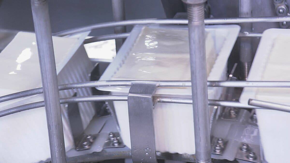 豆腐のパックが値上がり･入手も困難に… 苦渋の決断で｢20円値上げ｣へ ナフサ不足で“前代未聞”の事態に