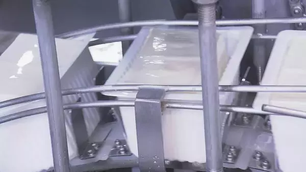 「豆腐のパックが値上がり･入手も困難に… 苦渋の決断で｢20円値上げ｣へ ナフサ不足で“前代未聞”の事態に」の画像