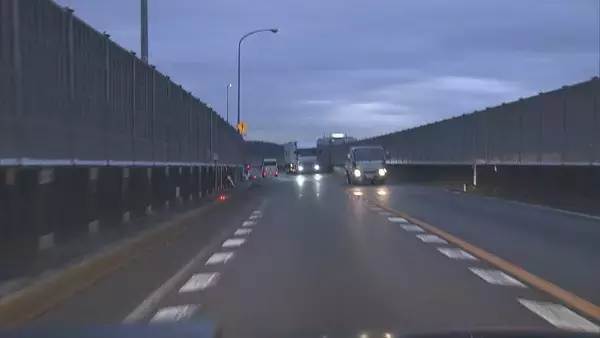 大型トレーラーと正面衝突 乗用車を運転していた33歳男性が全身を強く打って死亡 乗用車が車線はみ出したか