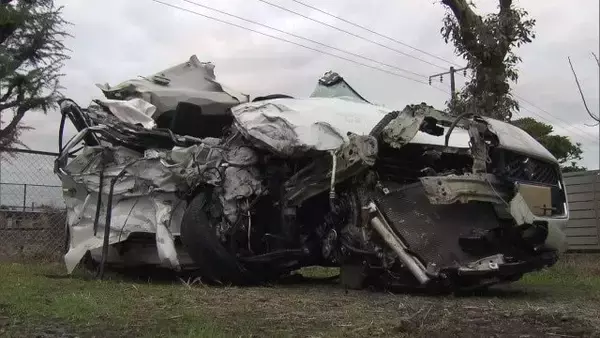 「大型トレーラーと正面衝突 乗用車を運転していた33歳男性が全身を強く打って死亡 乗用車が車線はみ出したか」の画像