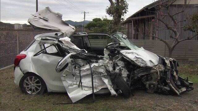 大型トレーラーと正面衝突 乗用車を運転していた33歳男性が全身を強く打って死亡 乗用車が車線はみ出したか