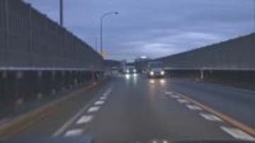 大型トレーラーと正面衝突 乗用車を運転していた33歳男性が全身を強く打って死亡 乗用車が車線はみ出したか