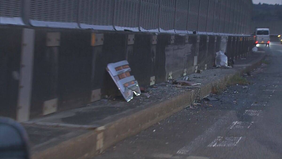 大型トレーラーと正面衝突 乗用車を運転していた33歳男性が全身を強く打って死亡 乗用車が車線はみ出したか