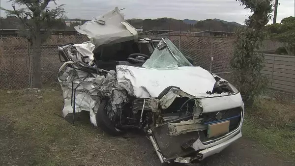 「大型トレーラーと正面衝突 乗用車を運転していた33歳男性が全身を強く打って死亡 乗用車が車線はみ出したか」の画像