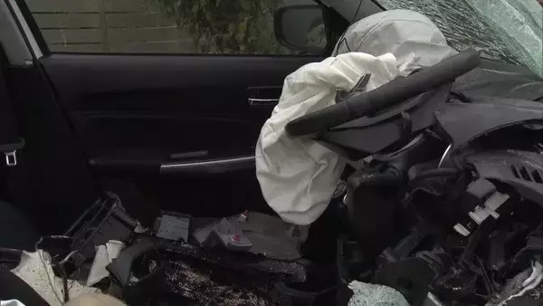 「大型トレーラーと正面衝突 乗用車を運転していた33歳男性が全身を強く打って死亡 乗用車が車線はみ出したか」の画像